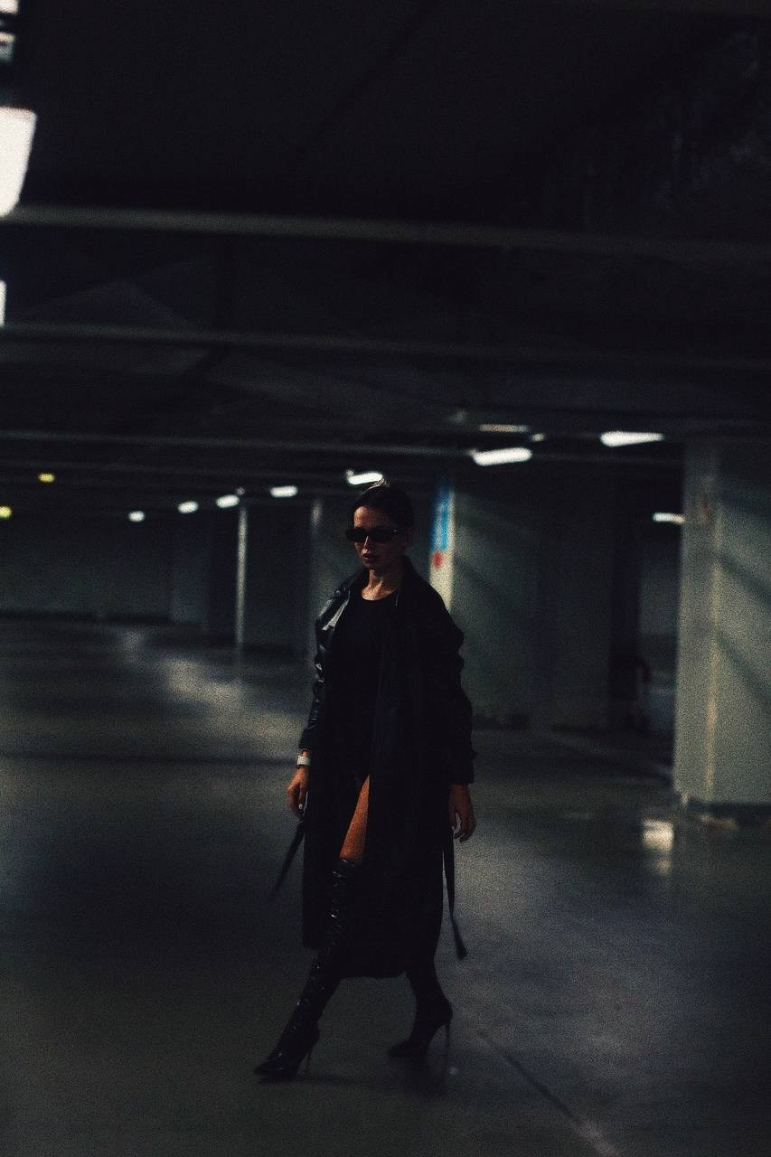 Анастасия и Виктория. Парковка. Фотограф Пирумян Анна. г. Сургут, г. Воронеж