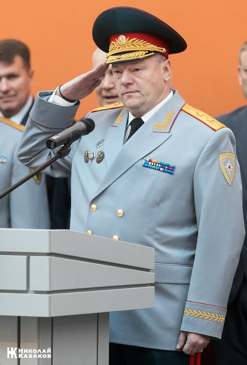  Алексей Серко приветствует воспитанников кадетских классов МЧС во время торжественного посвящения в кадеты в Атриуме Петропавловской крепости 