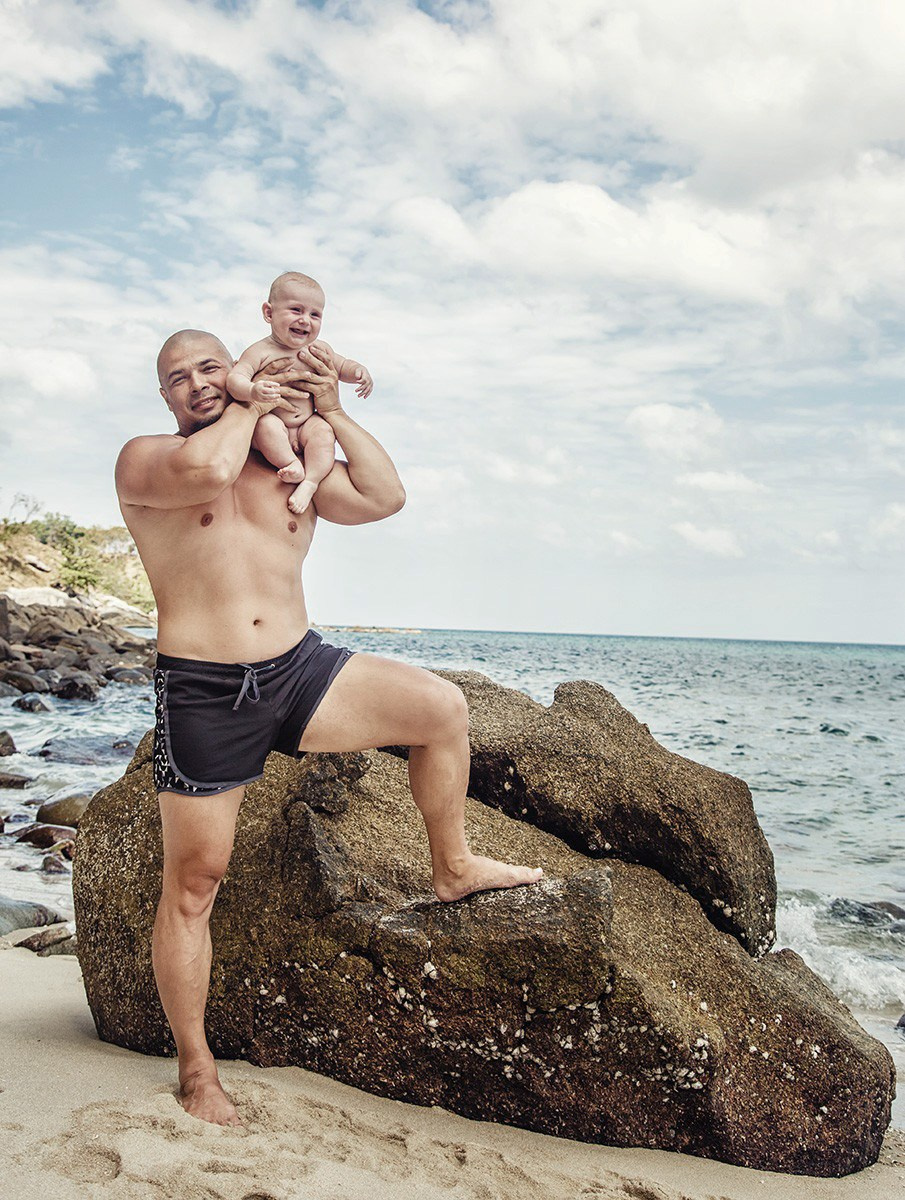 семейная фотосессия Пхукет фотограф пляж папа и сын  Ката Карон Найхарн Патонг Найхарн Сурин море счастье радость идея место образ пример фото позы для фотосессии Phuket Naiharn Kata Karon Patong Surin заказать фотосъёмку цена детская фотосессия