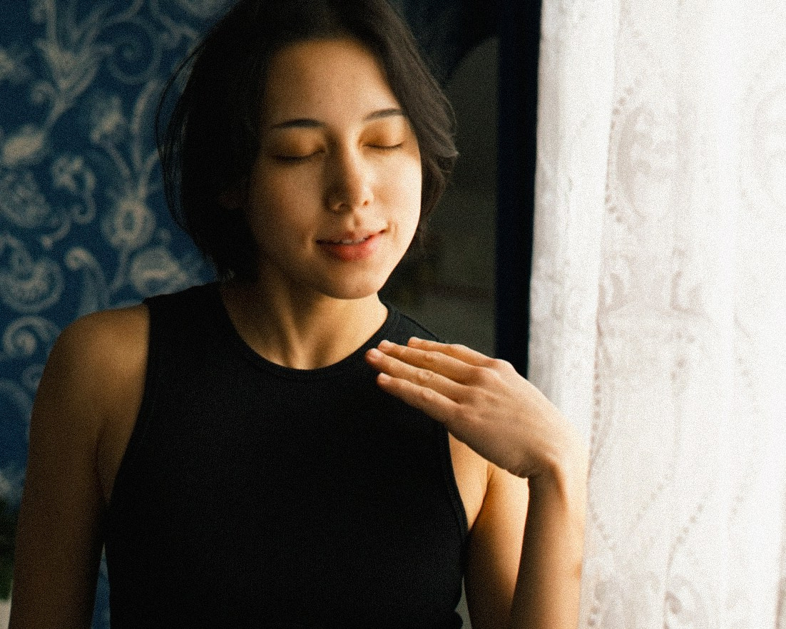 А ты не проходишь, не проходишь даже здесь, в родном городе и квартире детства   