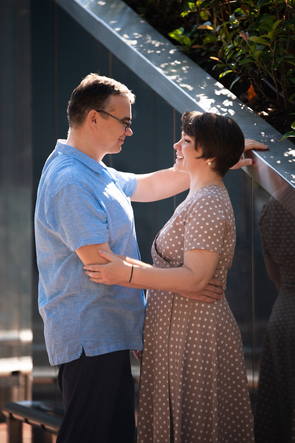 Муж и жена на прогулке в парке Галицкого - летняя фотосессия