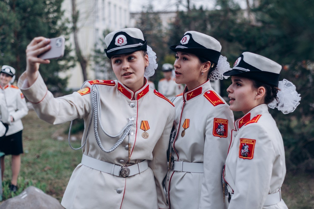 Выпускной альбом для школьного класса — фотосъёмка, дизайн и печать в Москве. MILATE — выпускные альбомы, фотосессии и видео в Москве