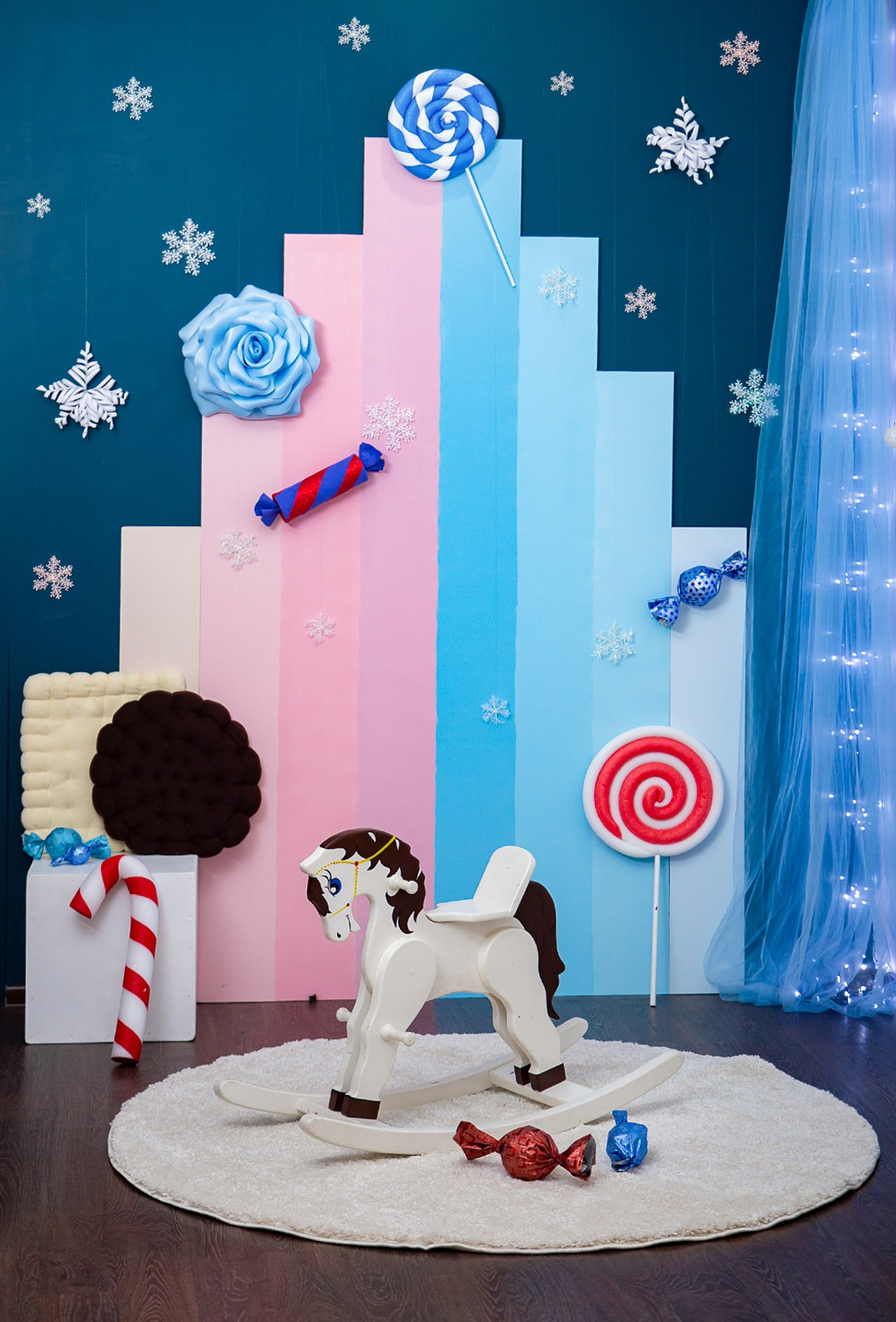 Аренда фотостудии Темиртау. Новый год 2024. Детская локация с огромными сладостями.