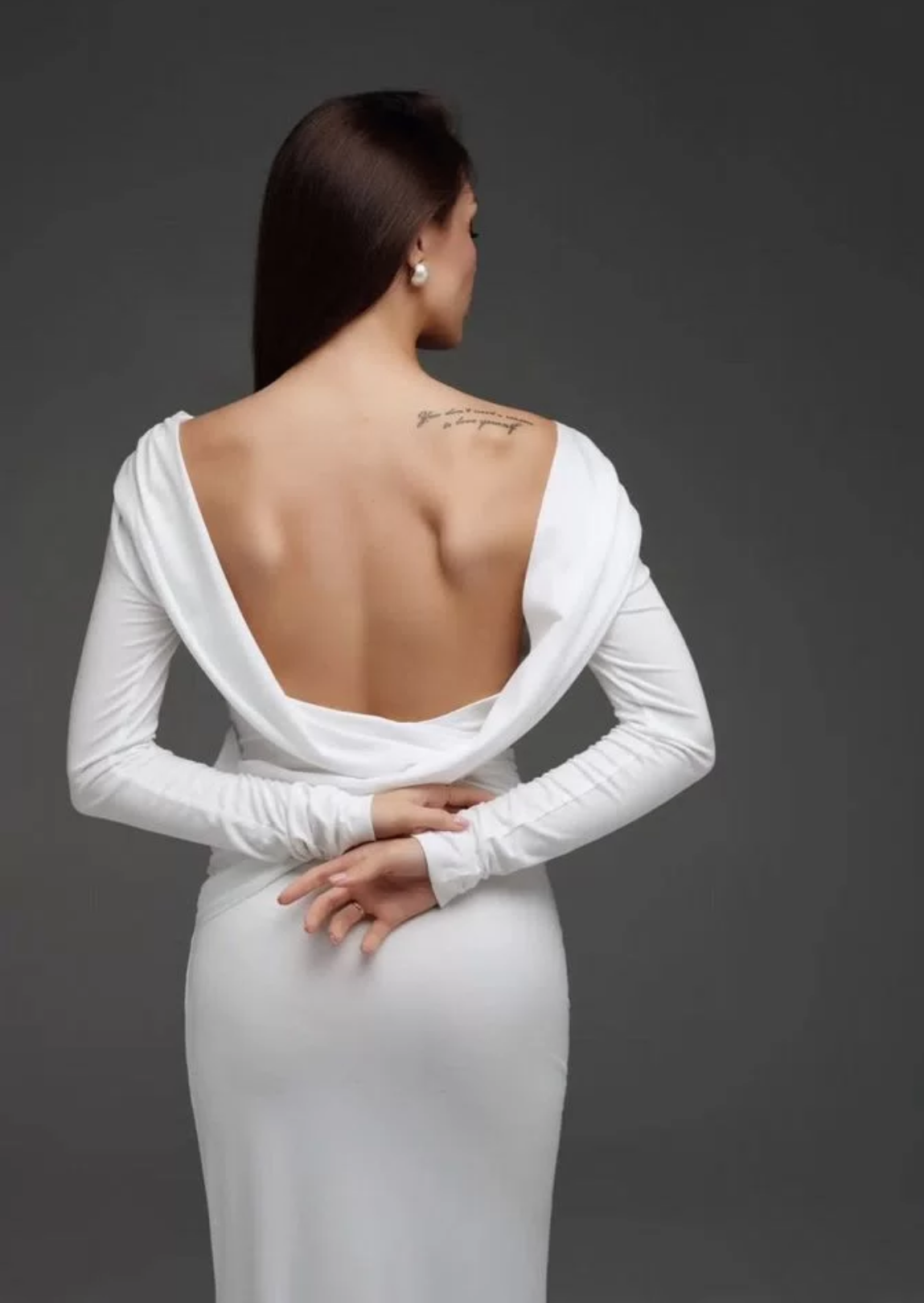 Белое платье с длинными рукавами и открытой спиной. Профессиональный Фотограф в Казани Яна Забелина