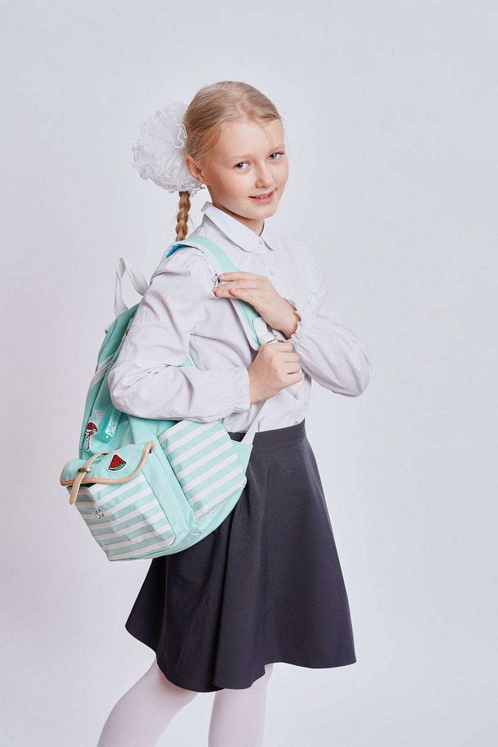 ФОТОСЕССИЯ на белом фоне с книгами. Школьная фотография в Санкт-Петербурге, выпускные альбомы, фотосессии