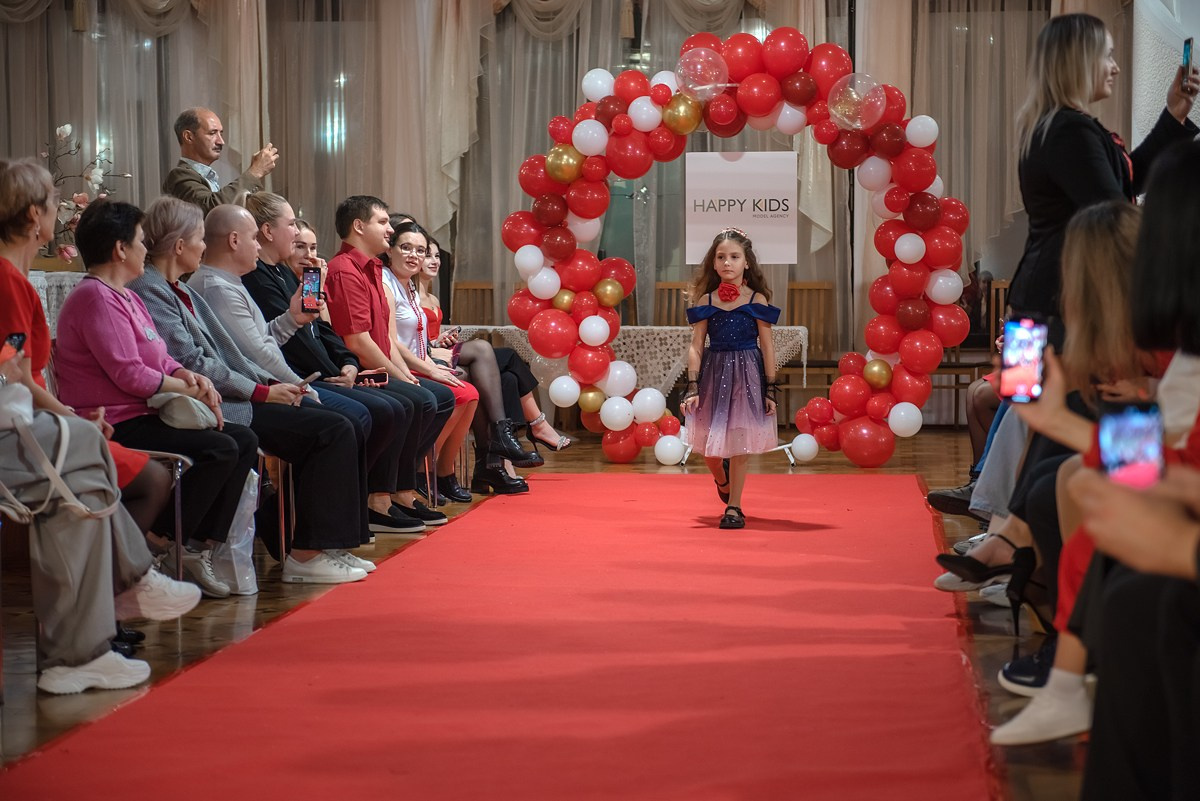 Выпускной в детской школе моделей HAPPYkids 2024. Семейный и коммерческий фотограф в Сочи Александр Бодунов