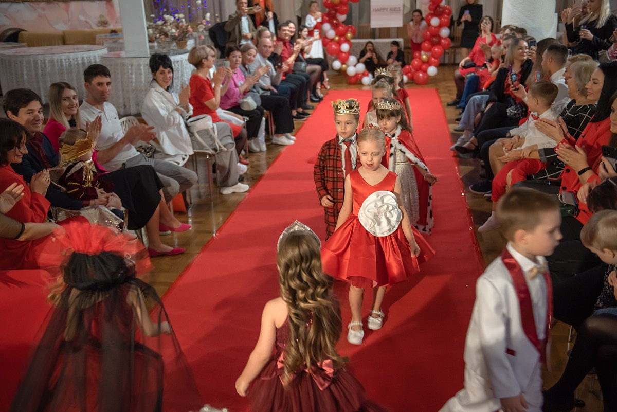 Выпускной в детской школе моделей HAPPYkids 2024. Семейный и коммерческий фотограф в Сочи Александр Бодунов