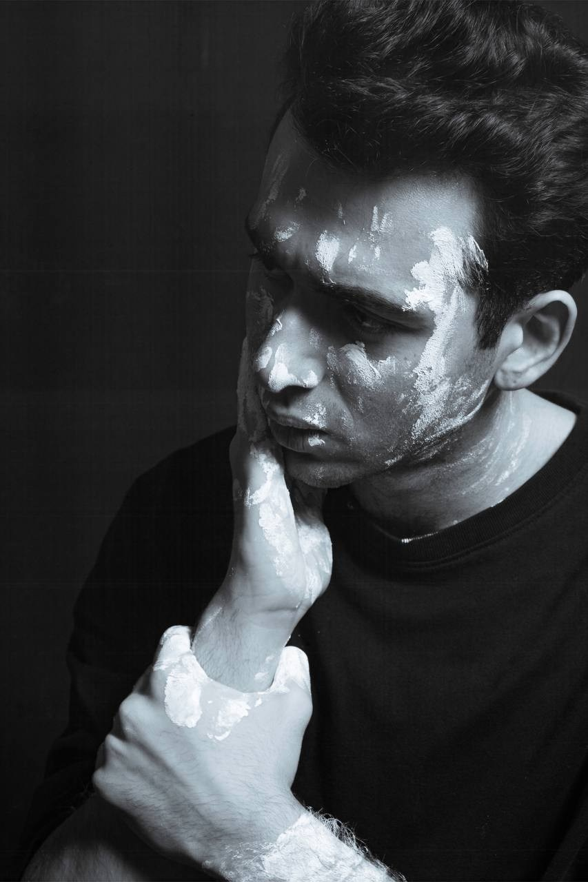 Эмоции. Краска и красные нити. Мари — фотограф и видеограф из Москвы