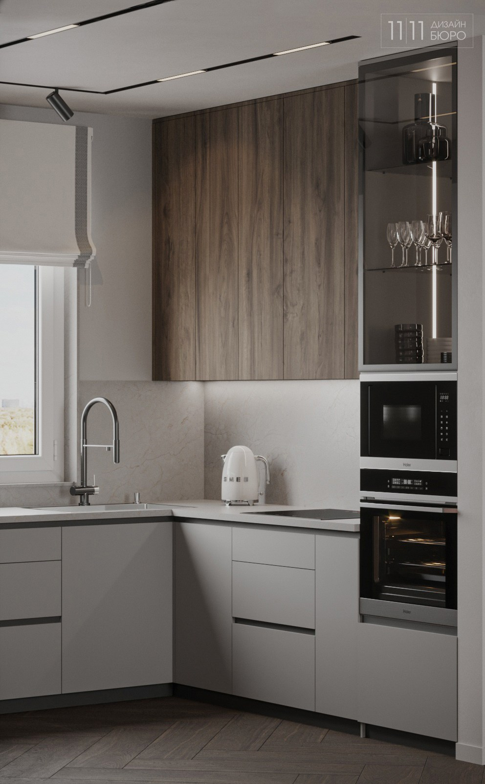 Кухня с серыми фасадами и темным деревом, мойка у окна