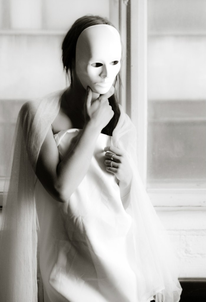 Образ в маске при студийной фотосессии в черно белом стиле
