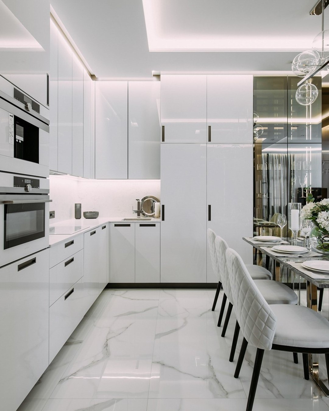 Белая кухня в современном минимализме с глянцевыми фасадами и мраморным полом | Валерия Котович
