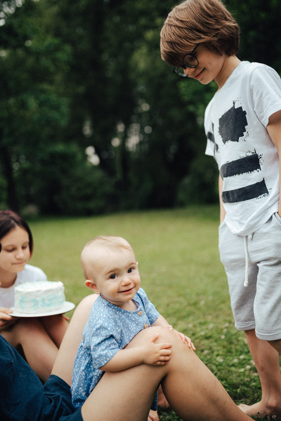 Коля, Ксюша, Саша, Андрей, Кира и бабушки | на даче