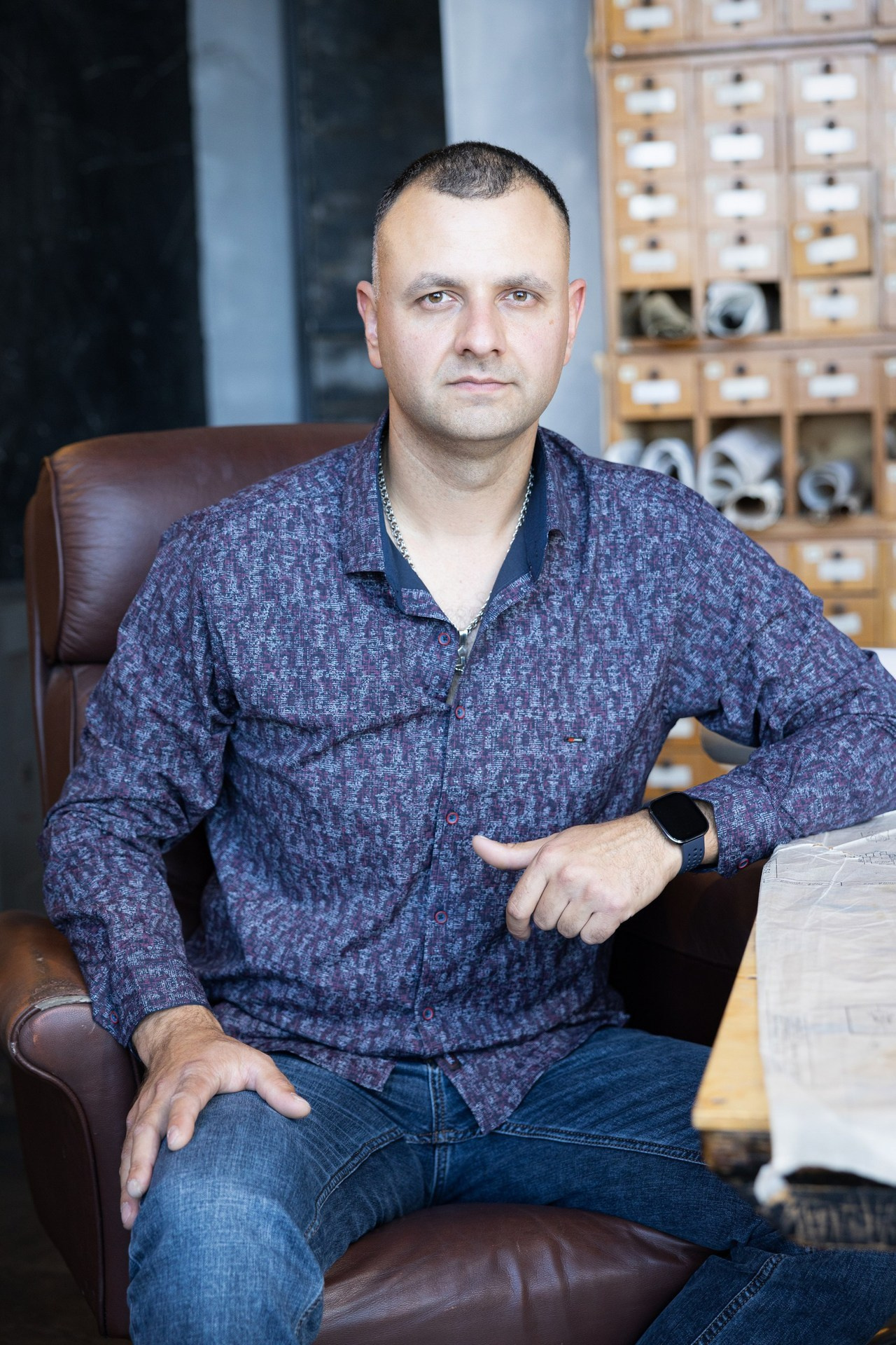 Мужская портретная съемка в зале. Фотограф Лабутина Александра. Портретный и репортажный фотограф из Нижнего Новгорода Александра Лабутина