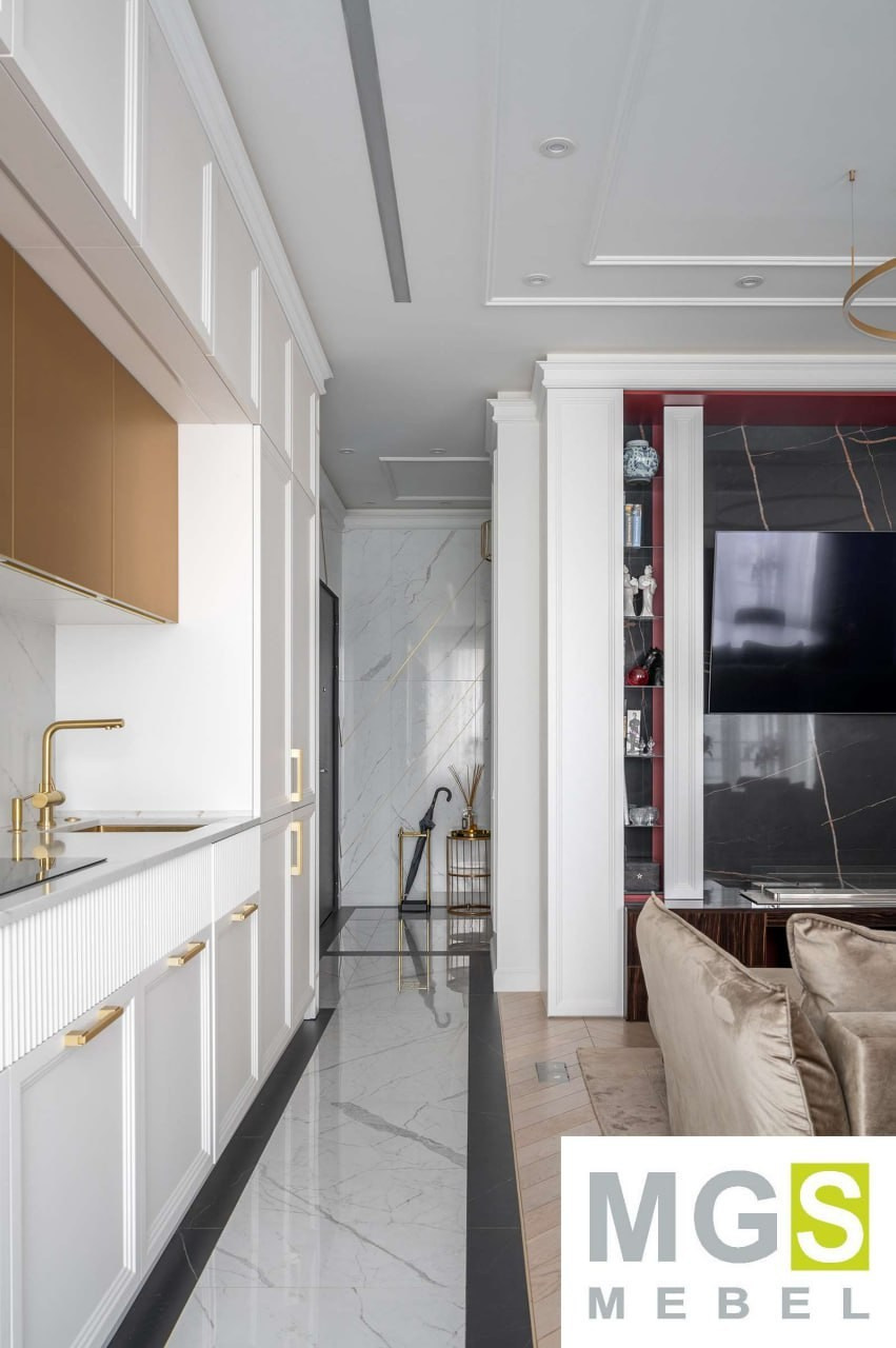 Кухонные шкафы с белыми кухонными фасадами