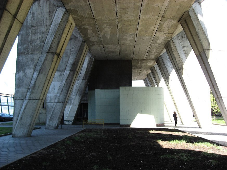 Локация у дома для фотосъемки — двор с красивым фасадом