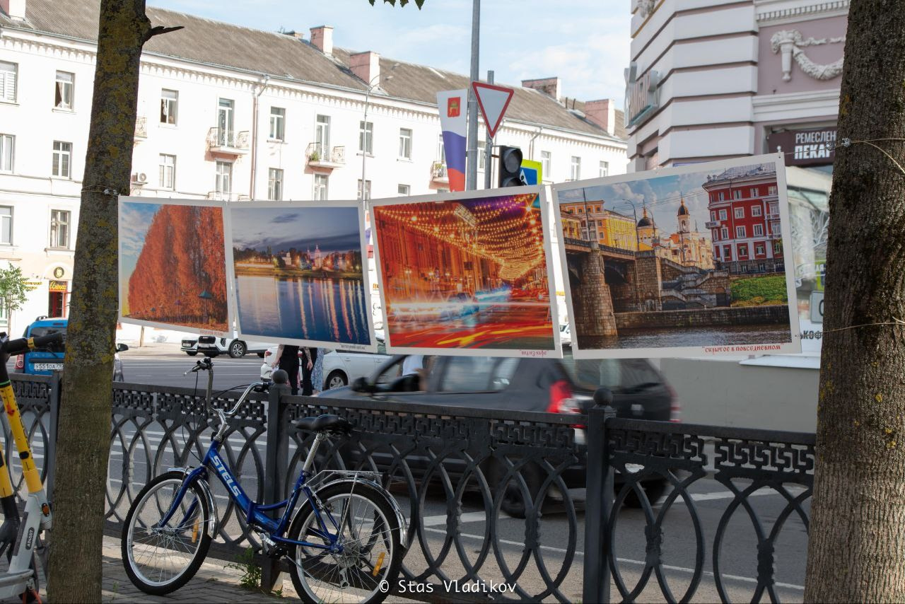 Уличное оформление на День города для центральной библиотеки имени Герцена. Тверь 890 лет. Фотограф — оформитель. Москва — Тверь