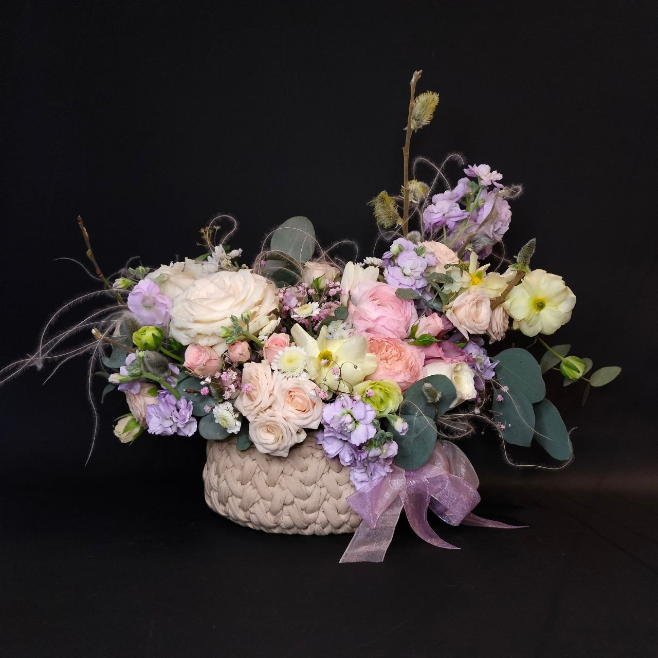 Весенняя композиция "Растрёпыш" в плетёной корзинке