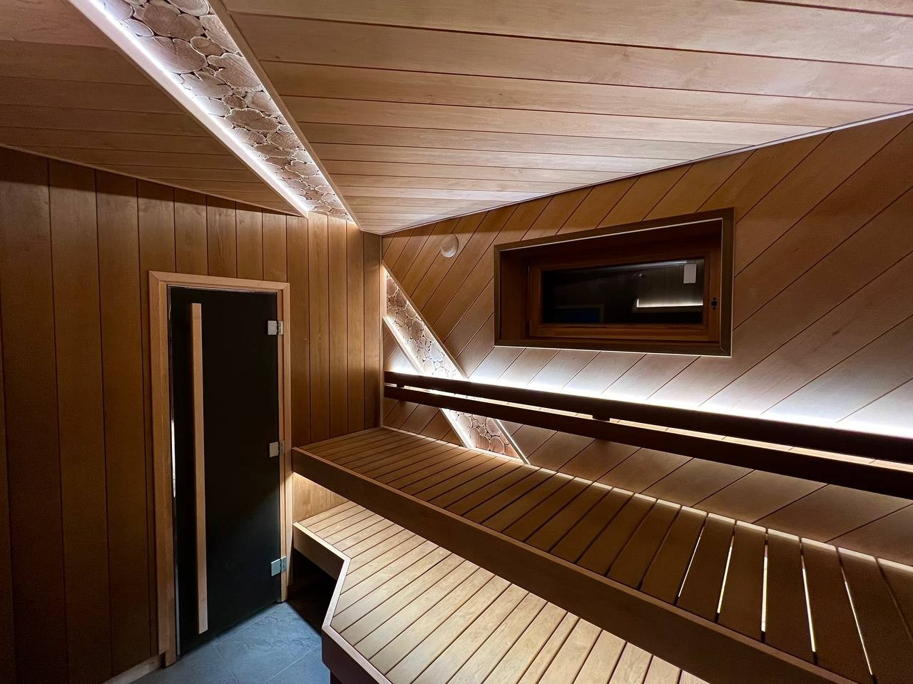 Диагональная баня в Отрадном. В помещение парной встроена отдельная инфракрасная кабина. Смелое и уникальное решение. SaunaTopMasters