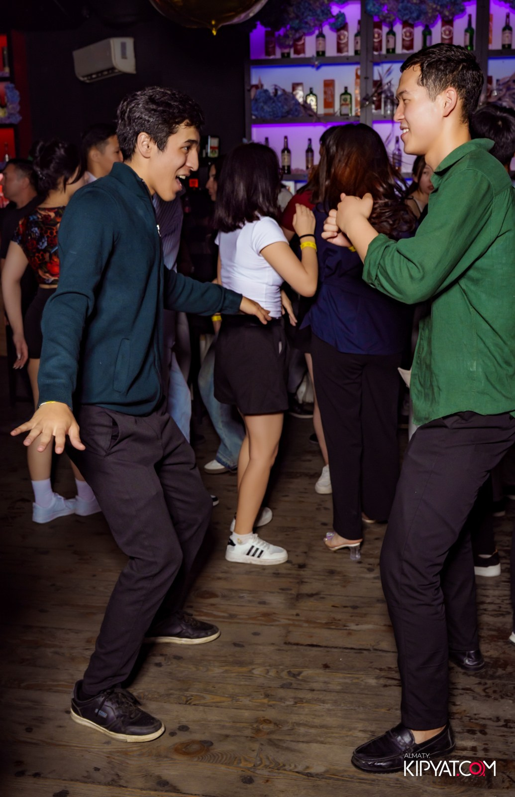 UYAT EMES BAR. КИПЯТКОМ АЛМАТЫ!