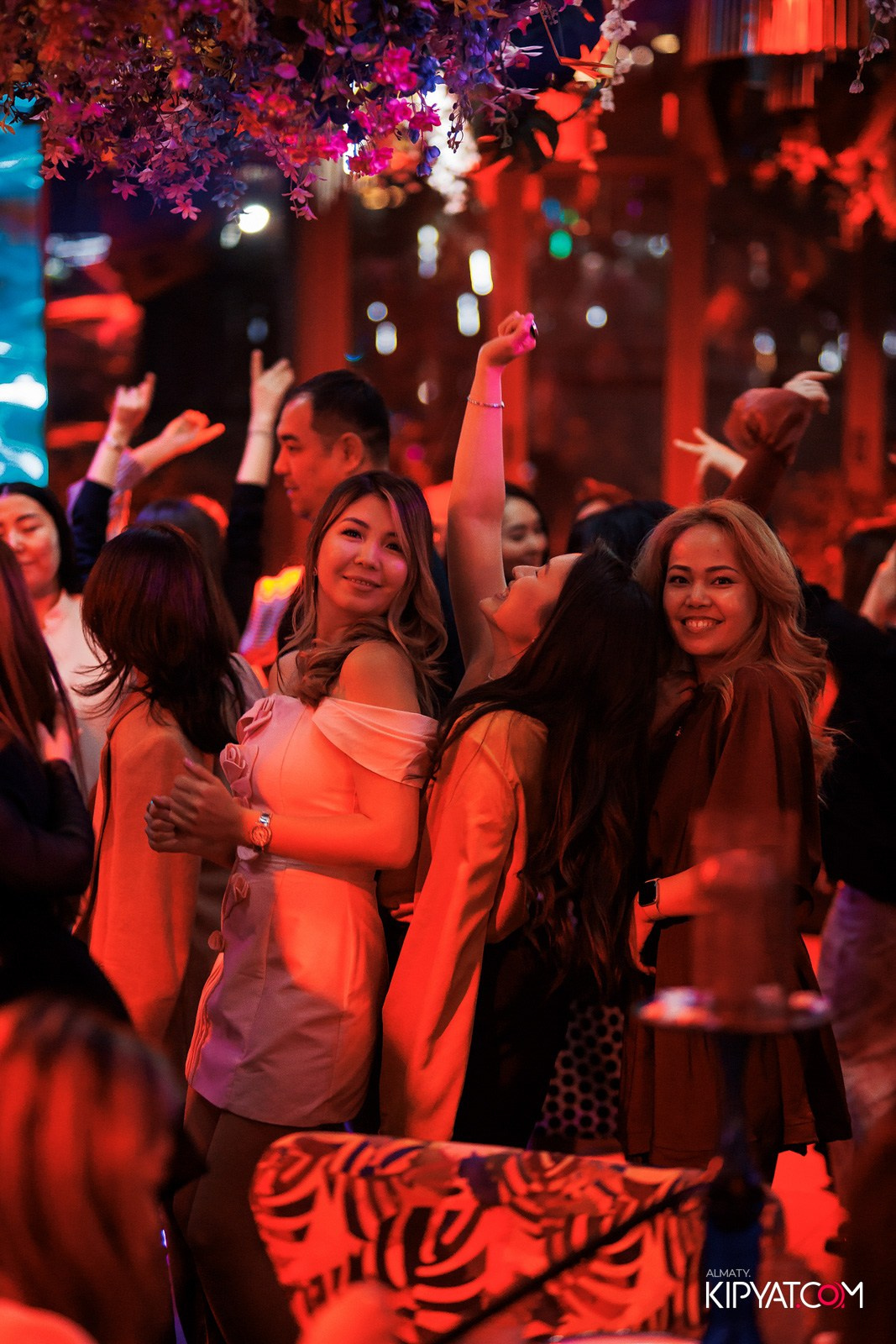 FRIENDS BAR & TERRACE. КИПЯТКОМ АЛМАТЫ!