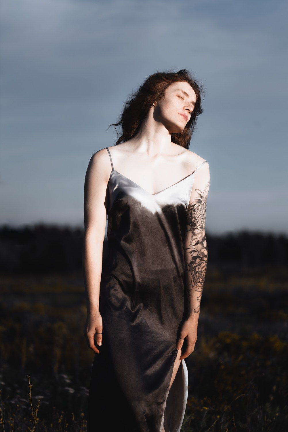 фото девушки в обволакивающем закатном свете от солнца