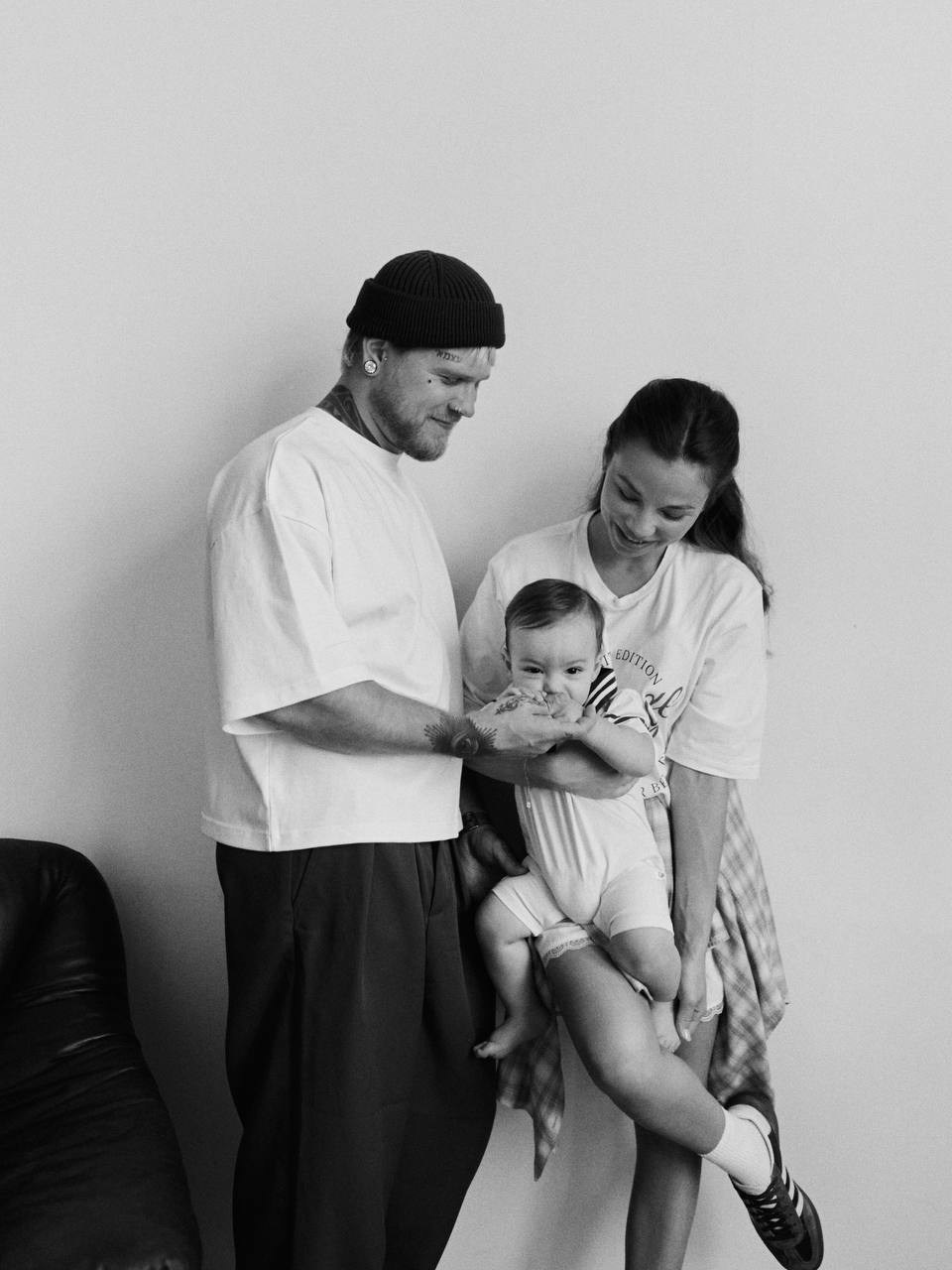 Чёрно-белая семейная фотография родителей с малышом