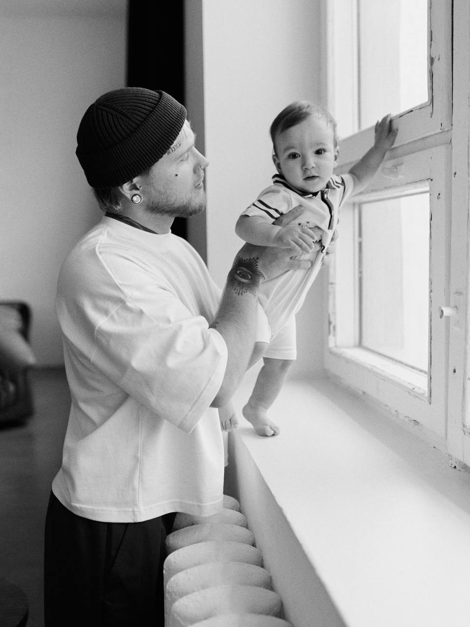 Чёрно-белый портрет папы с малышом у окна