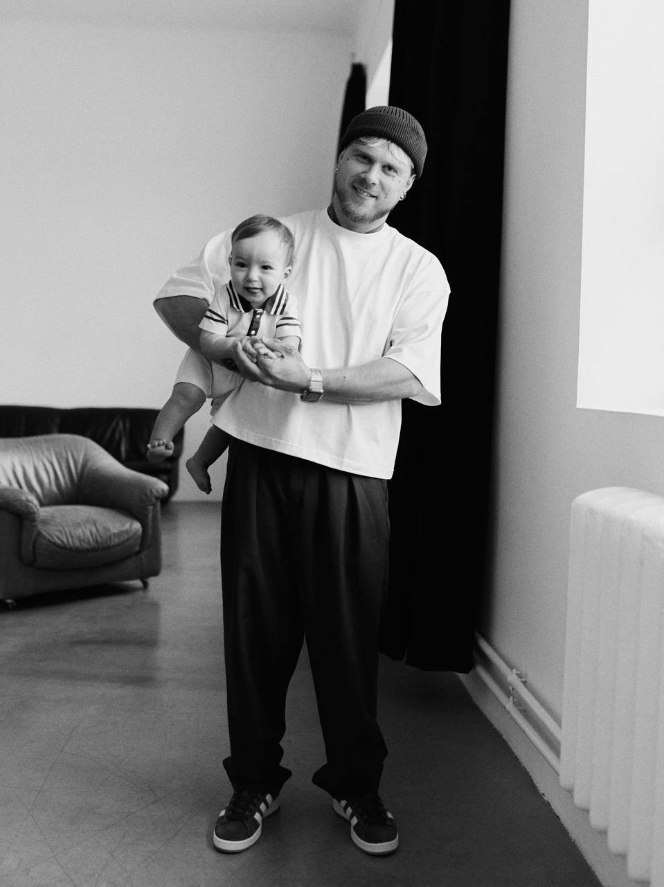 Папа с ребёнком на семейной фотосессии в студии