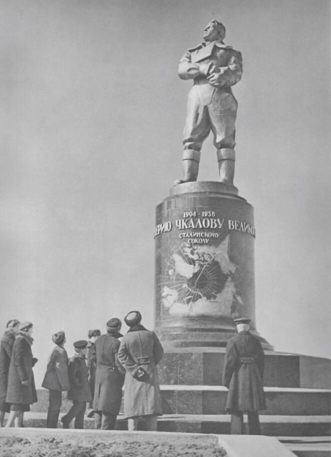 памятник Валерию Чкалову в Нижнем Новгороде на Верхне-Волжкой набережной