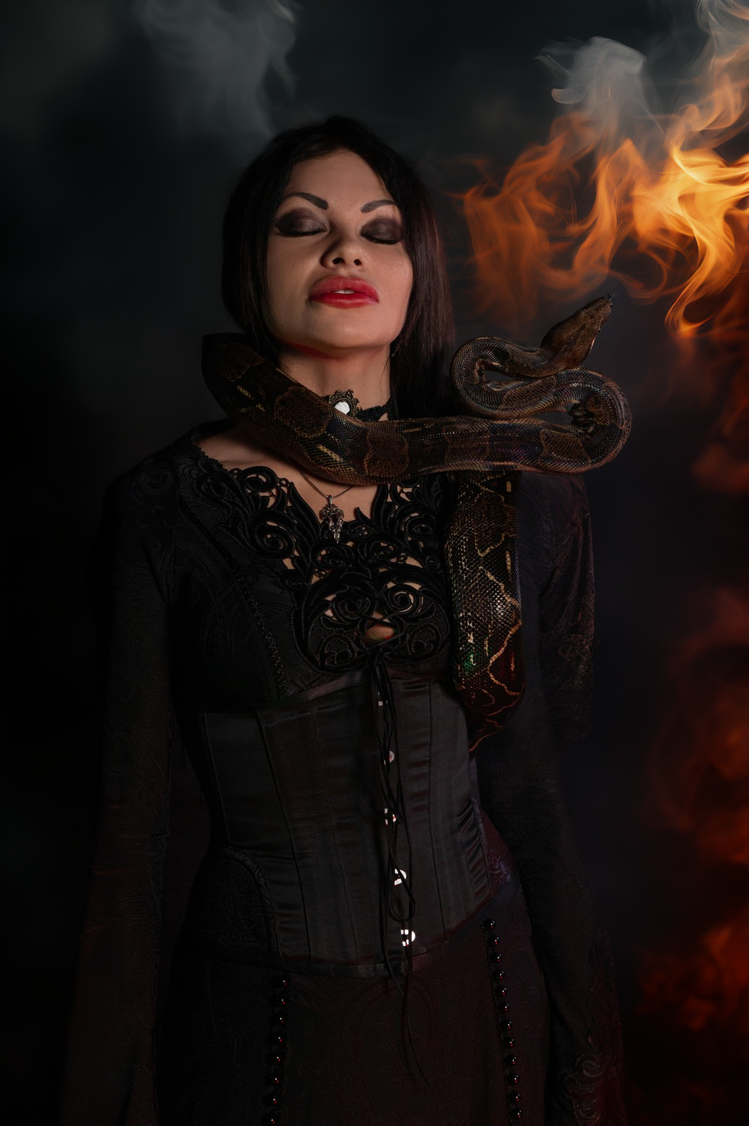 готическая фотосессия ведьмы со змеями, спиритическая доска, черепа