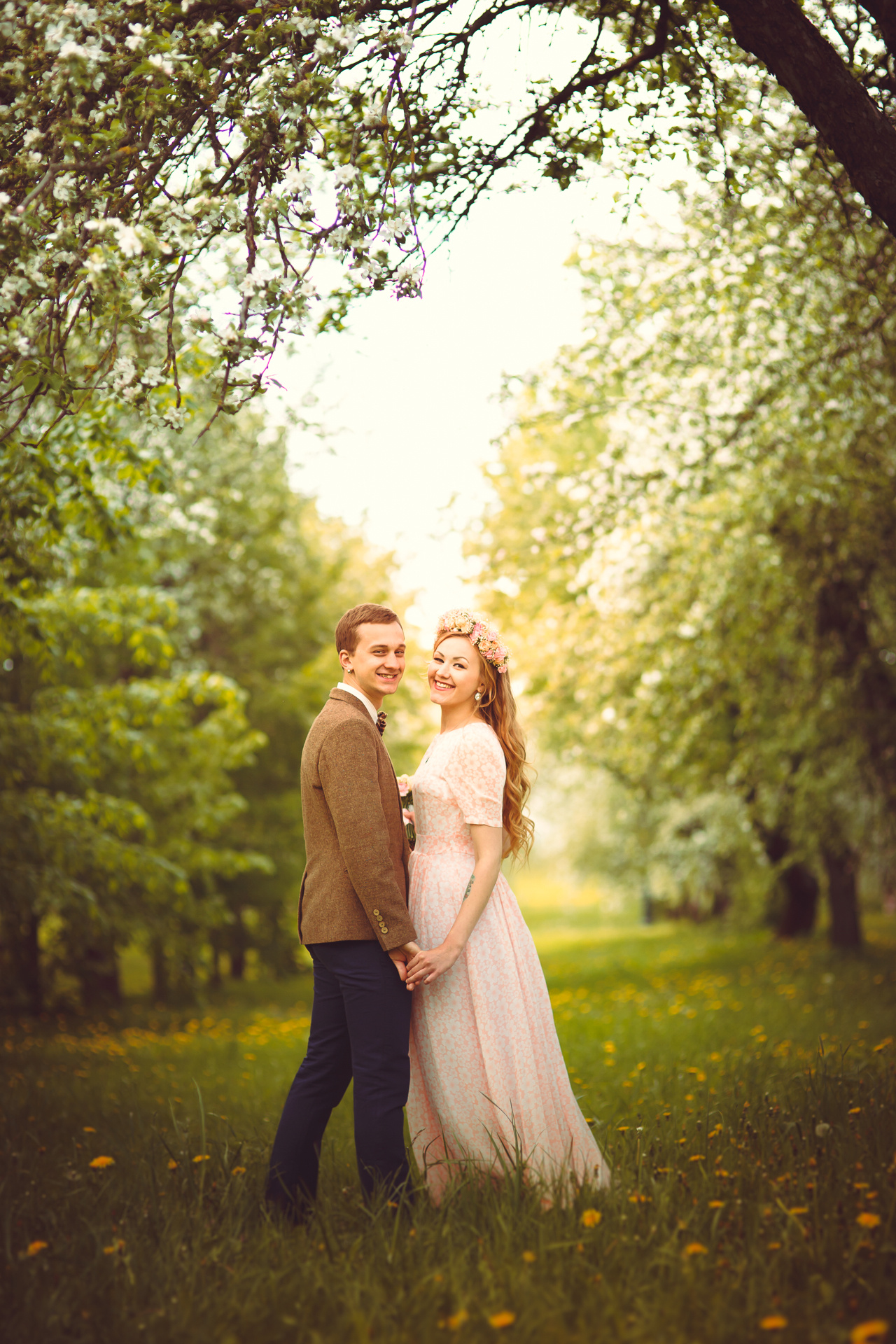 V & O. Красивая майская свадьба с декором в цветущих садах и романтической прог…. Профессиональный свадебный фотограф в Минске Антон Кузнецов