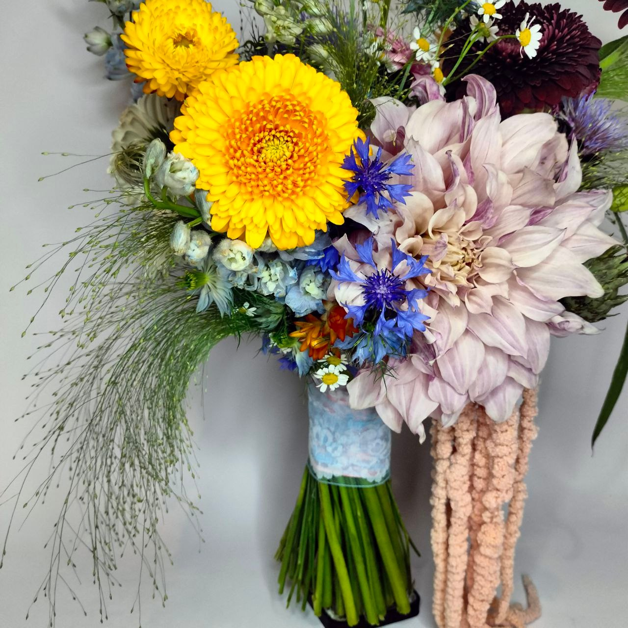 Яркий букет для невесты, по тематике "полевая". В составе работы артишок, нигелла и васильки, георгина, паникум, амарант и гермини, днльфиниум. авторский букет невесты, современный букет невесты, невеста 2025,  букет невесты, свадебный букет, свадьба 2025, свадебный букет, свадебный букет невесты, флорист на свадьбу, флорист фрилансер, флорист москва, ручная работа, яркий букет невесты, современный букет невесты, весенний букет невесты, антуриум, амарант, французские тюльпаны, аллиум, гиацинт, флорист на свадьбу, хороший флорист, флорист фрилансер, букет по фото, флорист профессионал.  Букет невесты на заказ, букет для невесты Москва, свадебный флорист, флорист на свадьбу, сборка букета на свадьбу, ручная работа, букет для невесты ручной работы, букет невесты ручной работы . бутоньерка жениха в подарок, авторский букет для невест, современный букет невесты