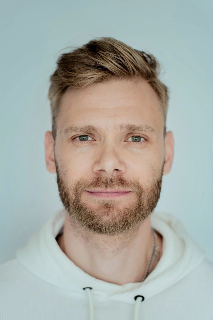 Антон, 189 см, 50-52. KED Production — продакшн из СПб. Создаём фото, видео и контент, который помогает брендам и селлерам продавать больше