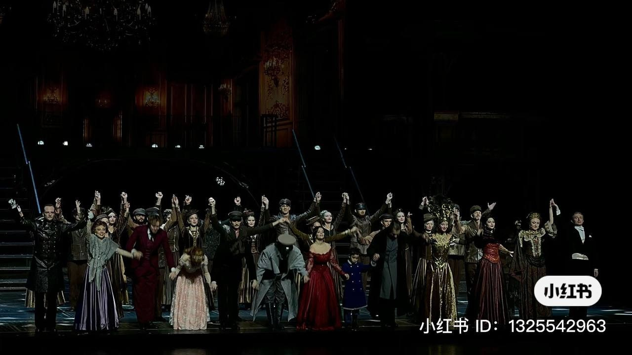 Актёр кино, артист мюзиклов, ведущий мероприятий, ведущий свадеб, дед Мороз — всё это Святослав Ставцев