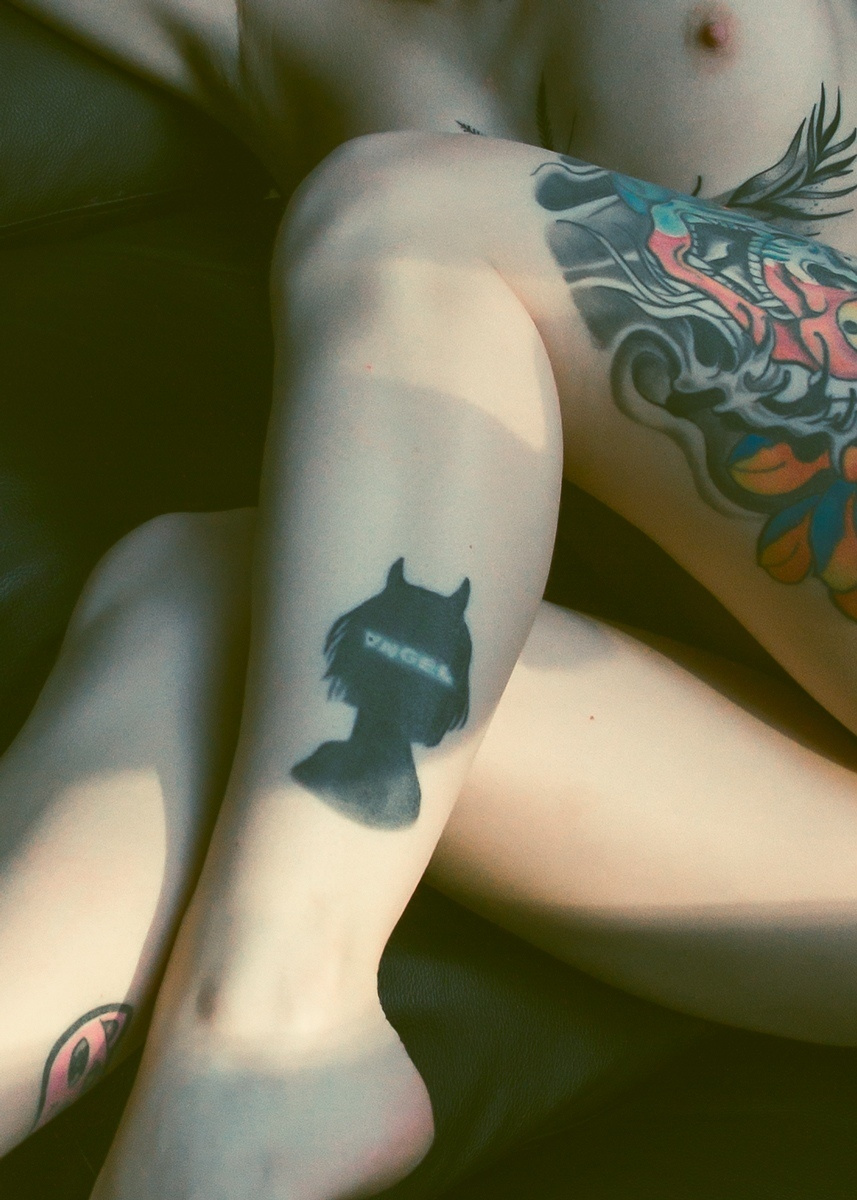 ножки стройной татуированной девушки