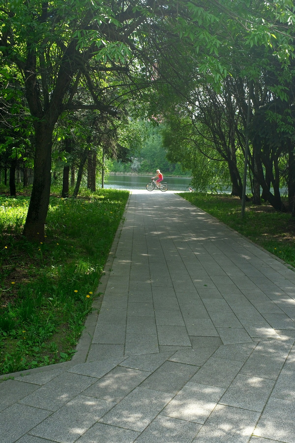 Парк 850 лет Москве. Снято на Voigtlander 18/2,8 Color-scopar. Улица, люди, жизнь…