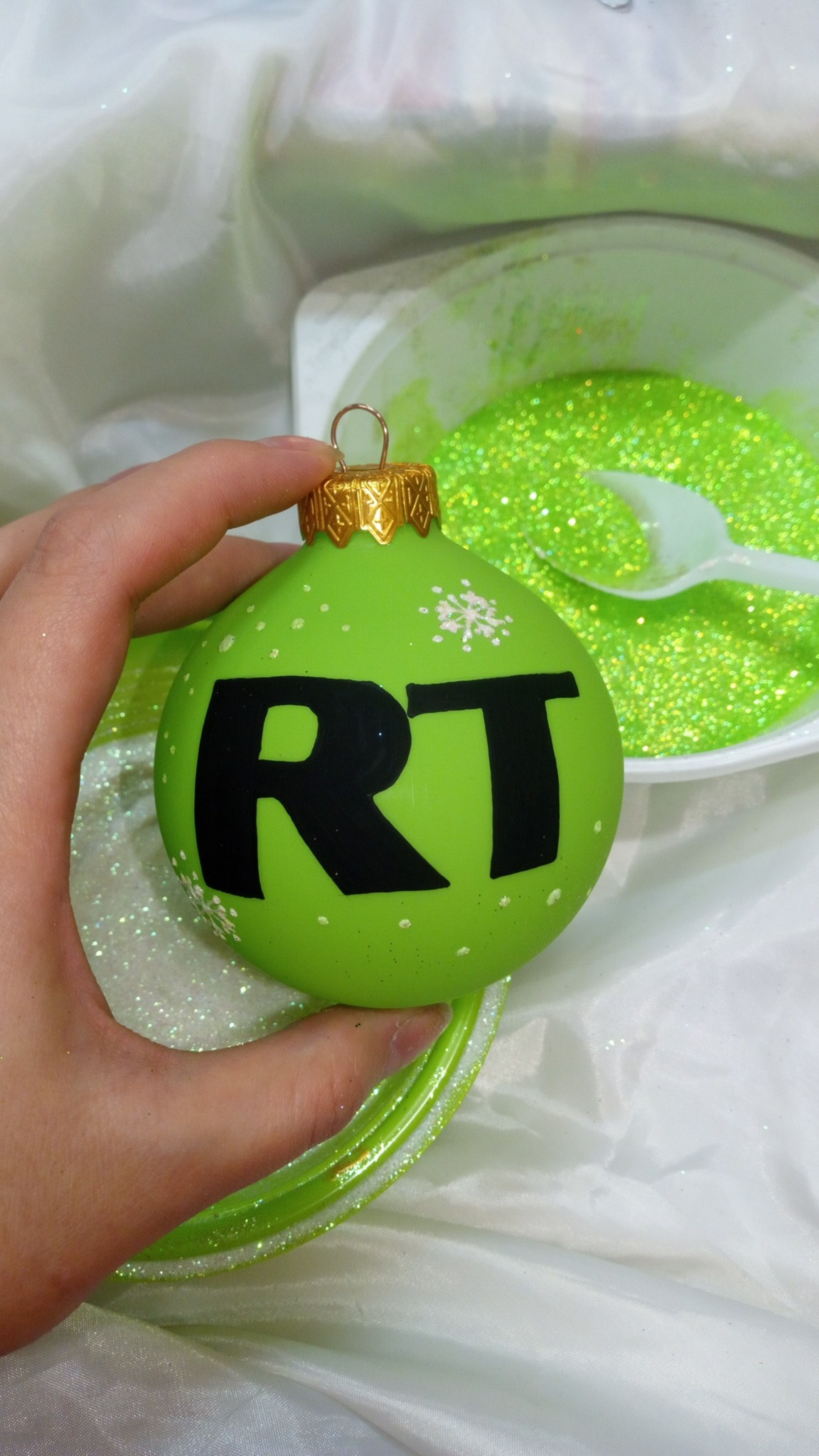 Художественная ручная роспись елочных шаров, корпоративные подарки и восковые аромасвечи