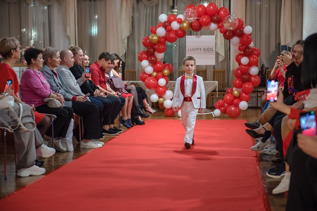 Выпускной в детской школе моделей HAPPYkids 2024. Семейный и коммерческий фотограф в Сочи Александр Бодунов