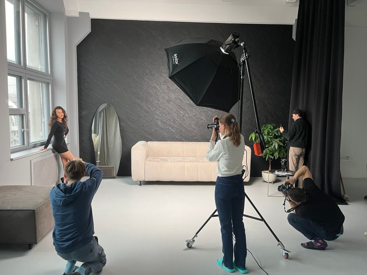 Фото бэкстейдж съёмок и занятий — как проходят наши уроки в Фотошколе Lectory 4.06. Фотошкола Екатеринбург Lectory 4.06