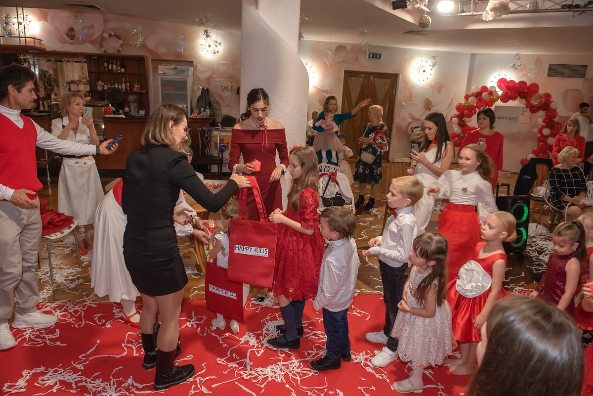 Выпускной в детской школе моделей HAPPYkids 2024. Семейный и коммерческий фотограф в Сочи Александр Бодунов