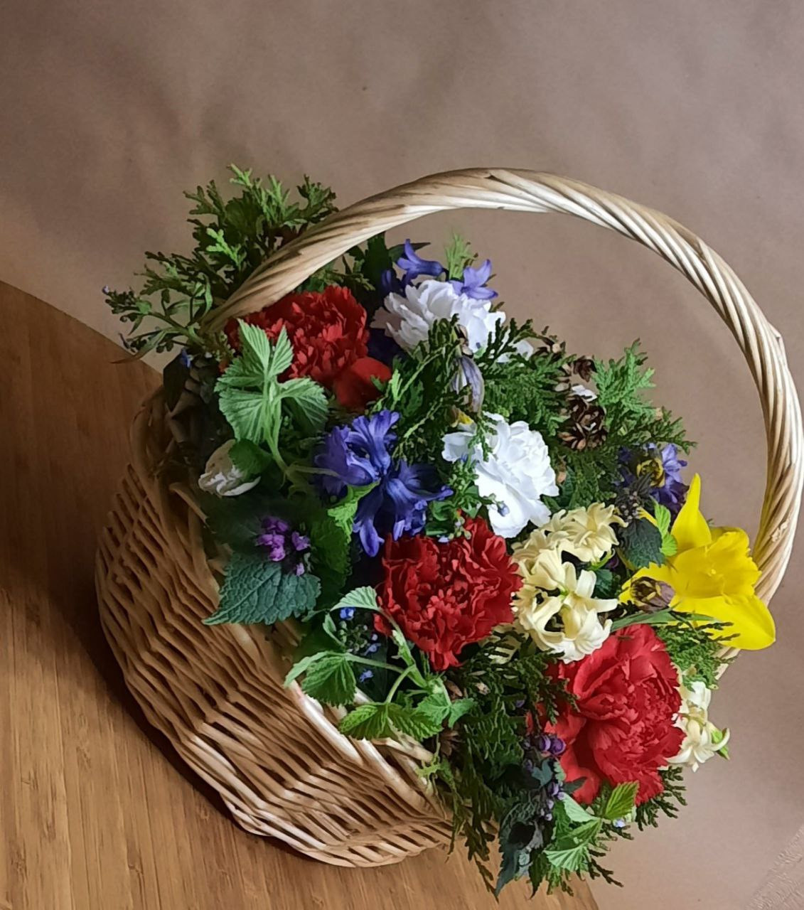 Яркая композиция из лесных первоцветов