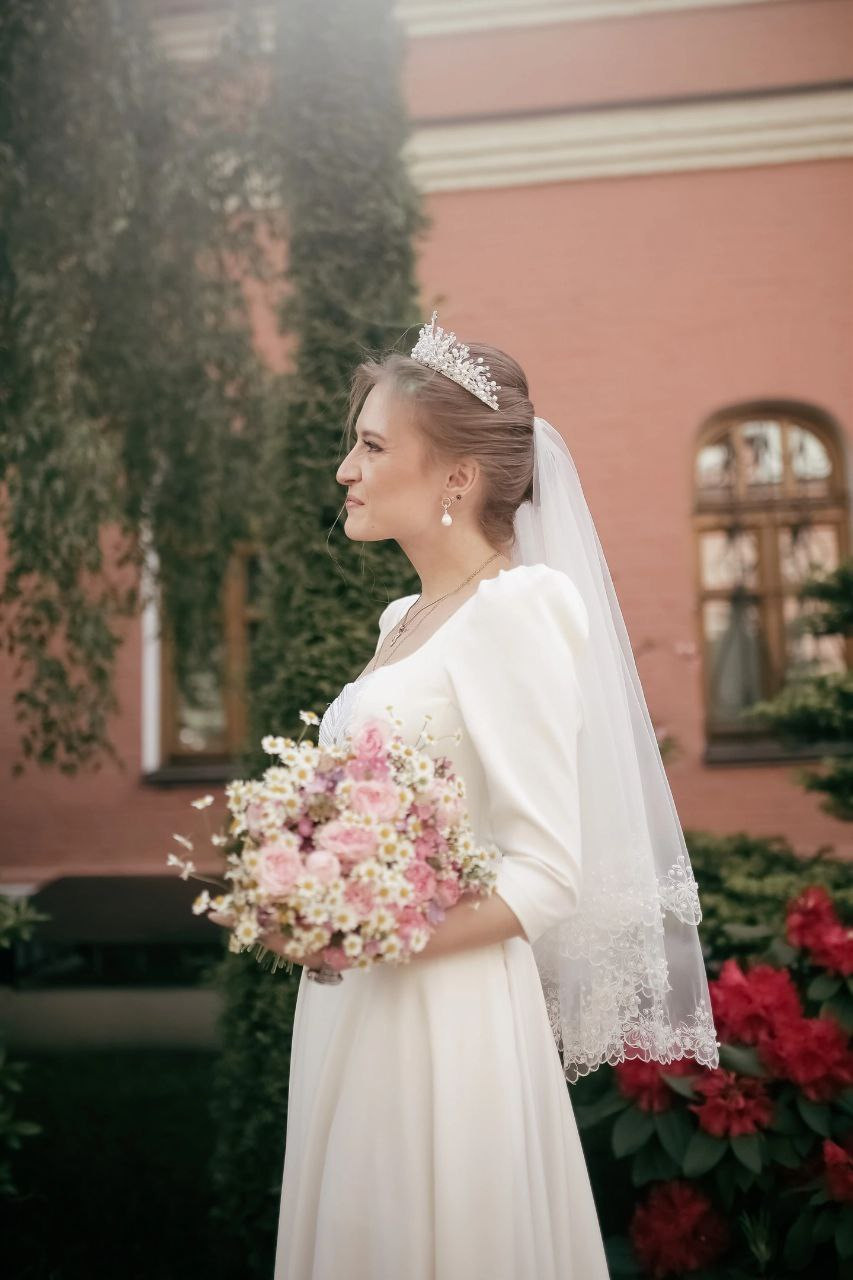 Яркий, летний букет невесты, с ноткой легкой растрёпанности. Нежнейшая пионовидная роза среди тёплой, летней опушки. свадьба 2023, свадебный букет, свадебный букет невесты