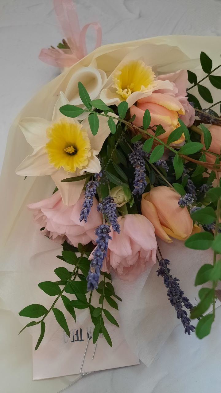 Составные букеты из весенней группы цветов с добавлением лаванды. Возможен любой состав, цветовая гамма и вариации. нарциссы, тюльпаны, фисташка, пионовидный тюльпан, лаванда.  флорист