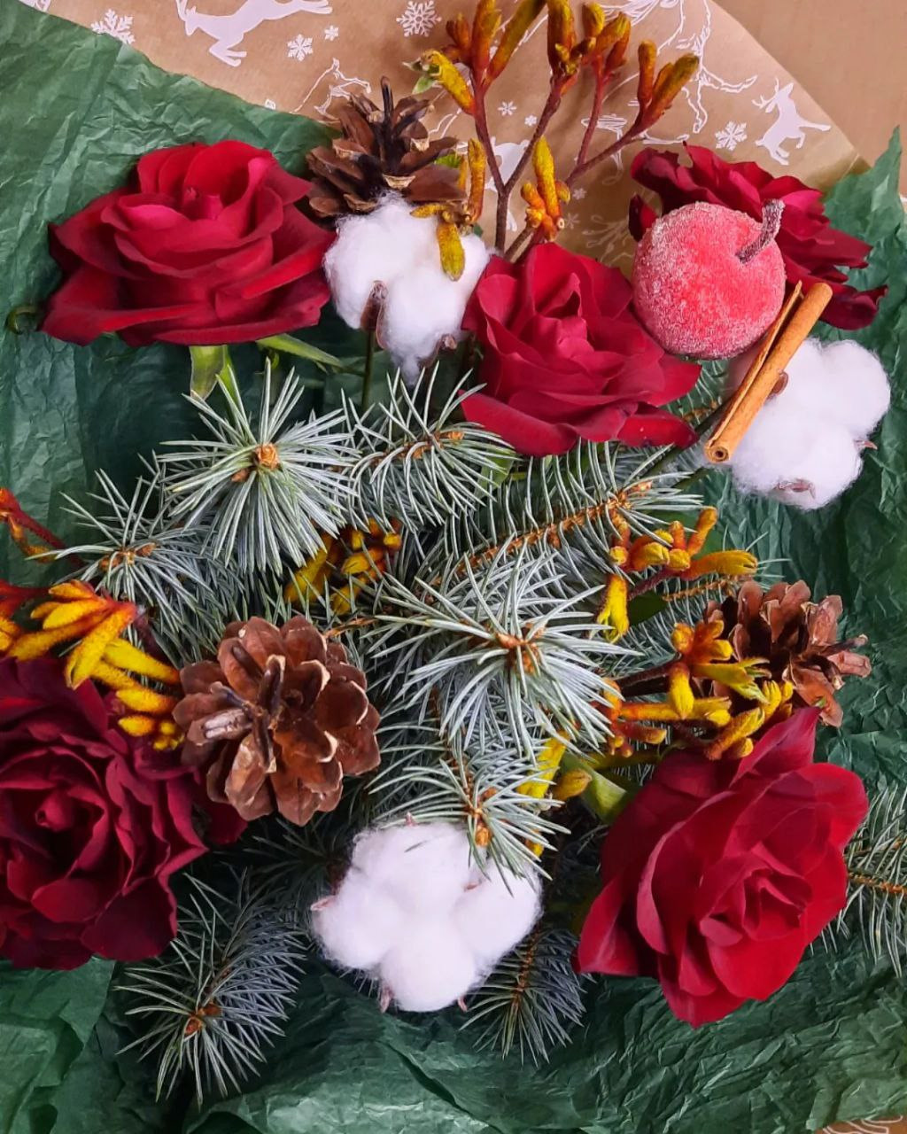 Зимний букет "Сказка". Вариант зимнего букета. Коллаборация голубой ели, нежных цветов и уютного декора 
