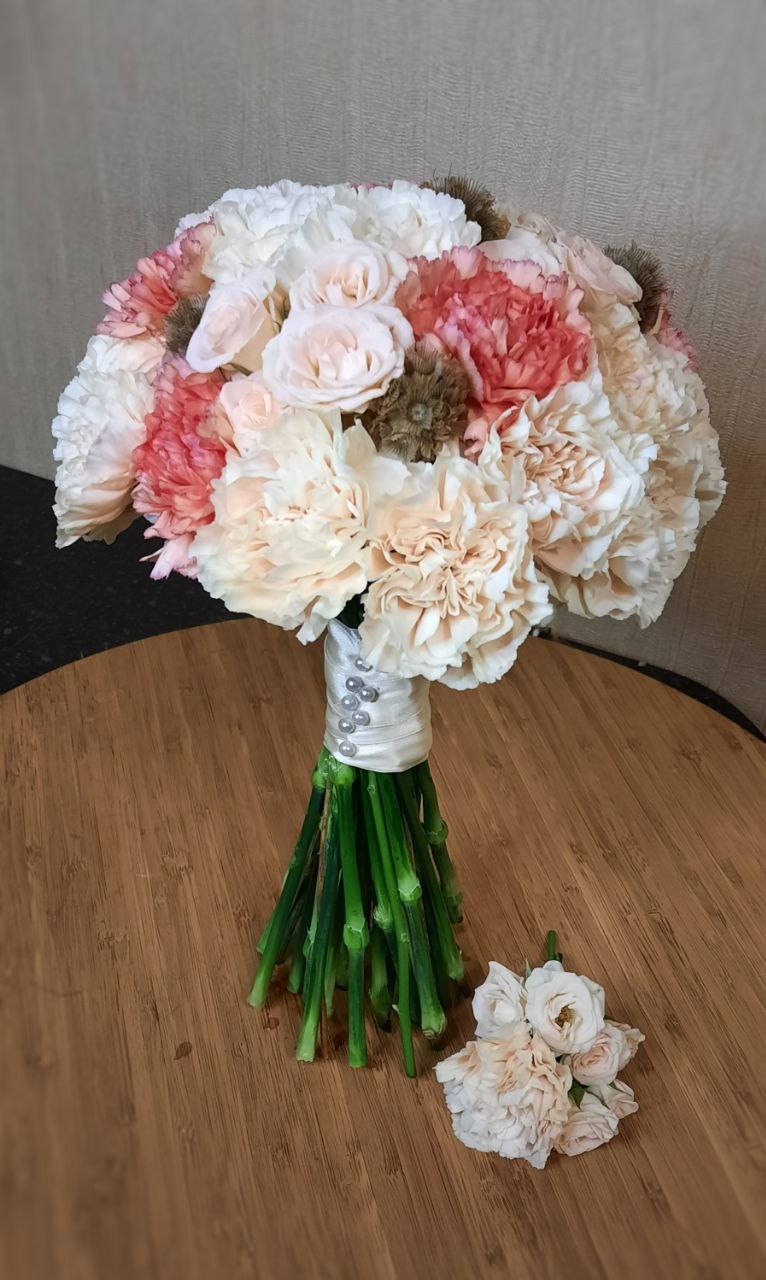 Свадебный букет в классической, круглой форме, из хризантемы, кустовой розы и скабиозы.  свадьба 2023, свадебный букет, свадебный букет невесты