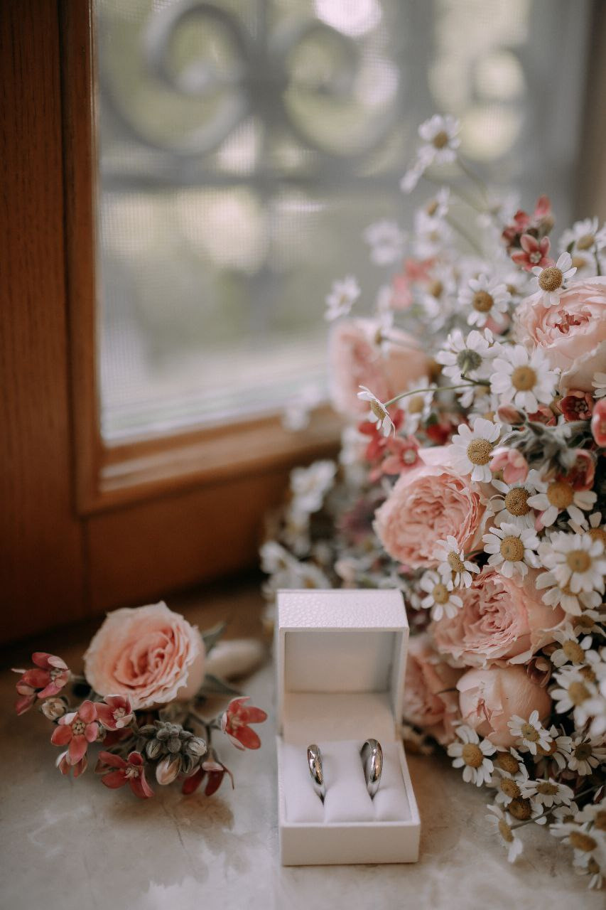 Яркий, летний букет невесты, с ноткой легкой растрёпанности. Нежнейшая пионовидная роза среди тёплой, летней опушки. свадьба 2023, свадебный букет, свадебный букет невесты