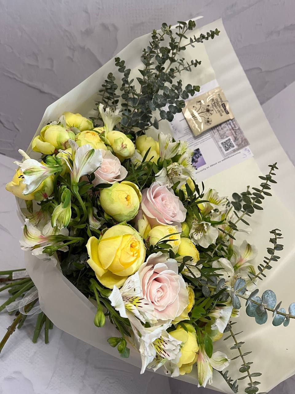 Букет "Ажурный". По составу- роза Чеховский Сад, роза Эквадор, альстромерия, эвкалипт, фисташка.  флорист