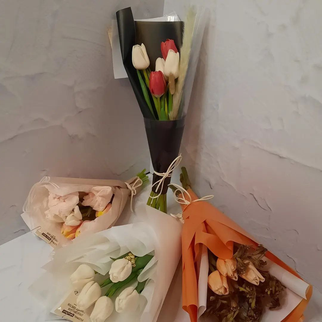 корпоративный заказ. тюльпаны, ирисы, нарциссы, флористическая упаковка, фисташка, лаванда, многосоставные букеты.  флорист