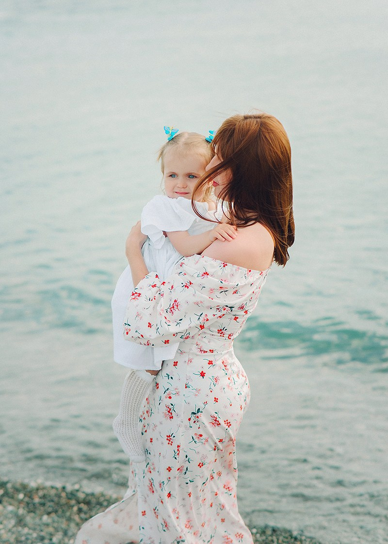 мама и малышка на море