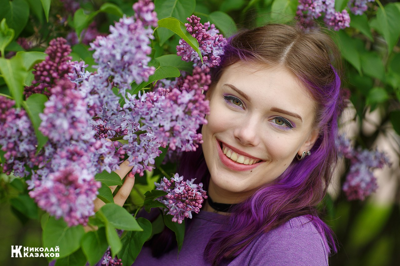 Портретная фотосессия в цветущей сирени в Санкт-Петербурге. Николай Казаков. Профессиональный фотограф. Преподаватель фотографии